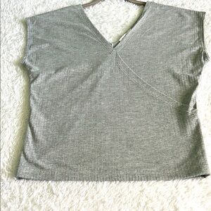 Gray V-Neck Women's Top. size M.